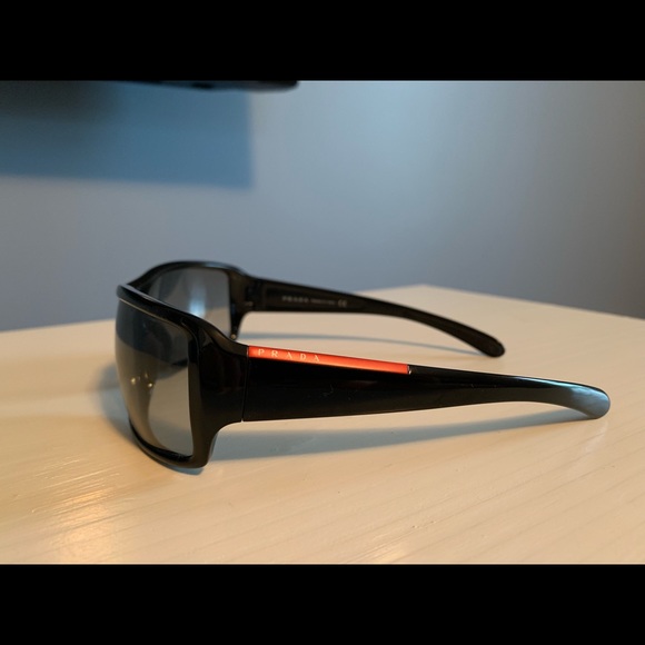 PRADA sunglasses w/Prada case 😎👨🏻👩🏻 - Picture 3 of 7